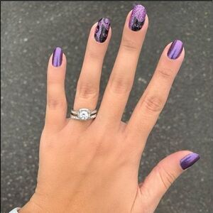 Color Street | Cat’s All Fine, a glittery purple with a black cat peeping out